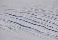 Fijne golfstructuren op een sneeuwdeken