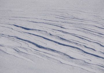 Fijne golfstructuren op een sneeuwdeken van mekke