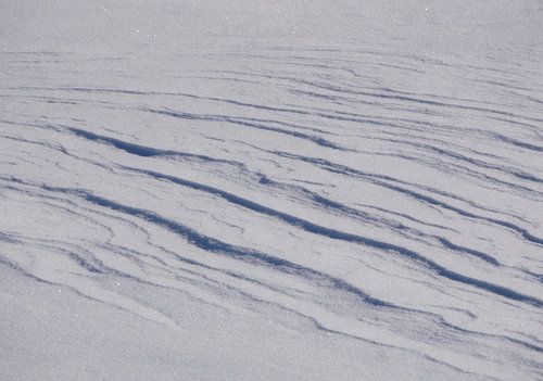 Fijne golfstructuren op een sneeuwdeken