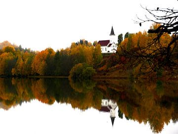 Kerkje tussen de herfstbomen in Noorwegen van Judith van Wijk