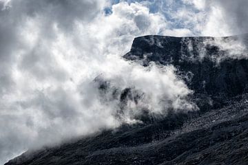 Mountain with clouds van Rico Ködder