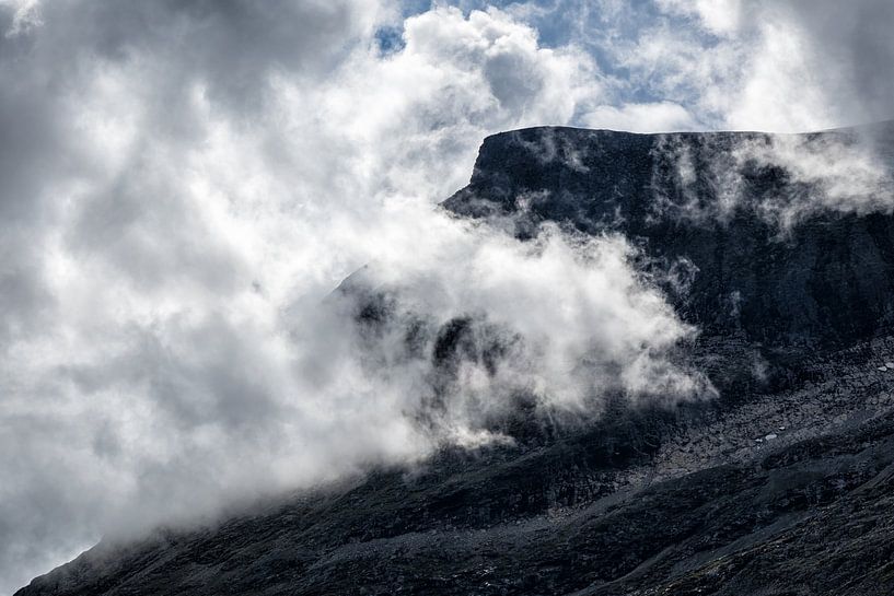 Berg mit Wolken van Rico Ködder