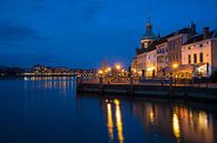 Dordrecht bij avond uitzicht op Groothoofd en skyline Papendrecht van Peter Verheijen thumbnail