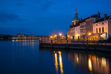 Dordrecht bij avond uitzicht op Groothoofd en skyline Papendrecht