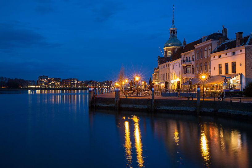 Dordrecht bij avond uitzicht op Groothoofd en skyline Papendrecht von Peter Verheijen