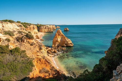 Prachtig strand Praia da Marinha in de Algarve Portugal