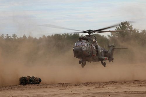 Cougar helikopter zet landing in om militairen op te halen