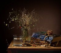 stilleven met gedroogde planten en boeken