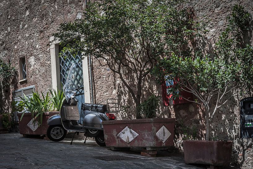 sicilie isabella taormina scooter dans le village photo poster ou décoration murale par Edwin Hunter