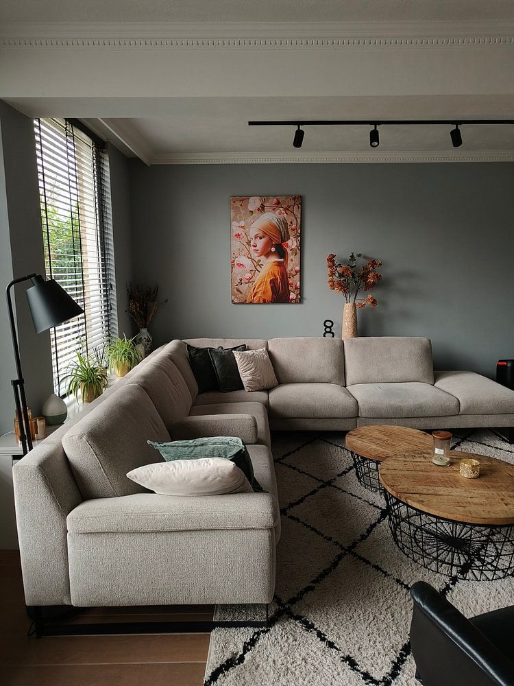 Mädchen mit einem Perlenohrring mit Blumen und Frühlingszweigen  von Tine Eelman 