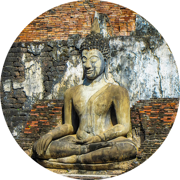 Boeddha zittend voor de tempel,  Ayutthaya, Thailand van Rietje Bulthuis