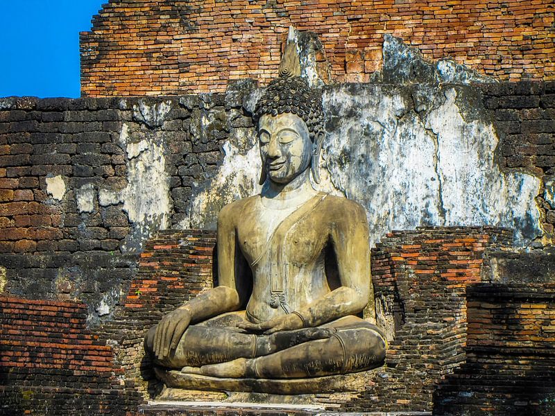 Buddha sitzt vor dem Tempel, Ayutthaya, Thailand von Rietje Bulthuis