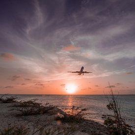 Sonnenuntergang auf Bonaire mit Flugzeuglandung von Annemieke Klijn