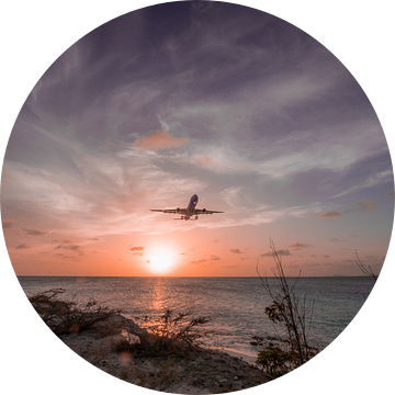 Zonsondergang in Bonaire met landend vliegtuig van Annemieke Klijn