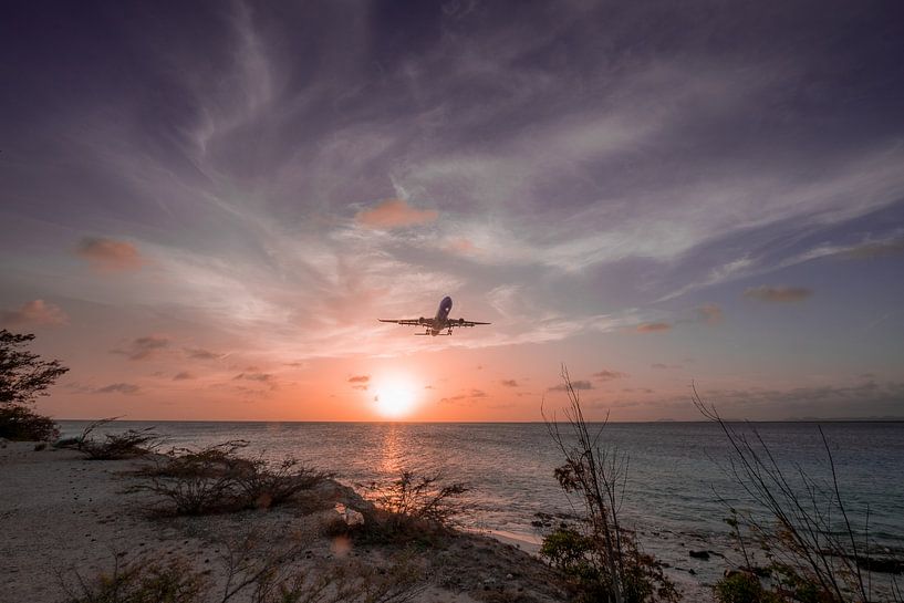 Coucher de soleil à Bonaire avec atterrissage d'avion par Annemieke Klijn