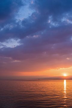 Sunset Over The Ocean van Walljar