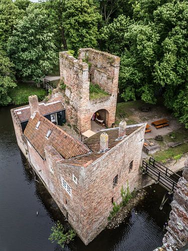 Farbfoto  eines Teils der Ruinen der mittelalterlichen Burg Brederode in Velzen Süd, Nordholland, Ni
