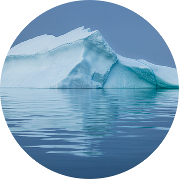 IJsberg in spiegelende zee van Disko Bay, Groenland van Martijn Smeets