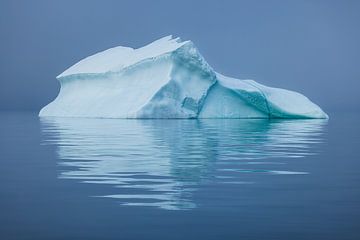 IJsberg in spiegelende zee van Disko Bay, Groenland