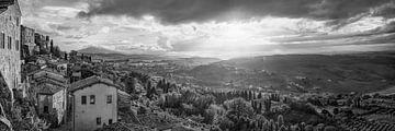 Montepulciano im Sonnenlicht in schwarz weiß von Manfred Voss, Schwarz-weiss Fotografie