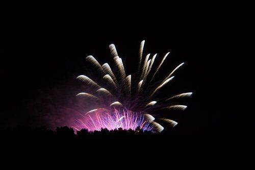 Énorme explosion de feux d'artifice de différentes couleurs lors d'un événement magique