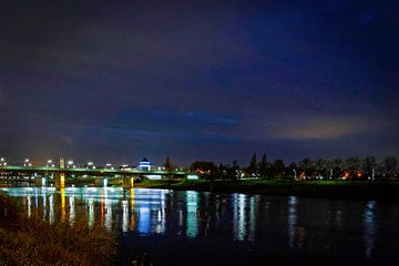 Venlo | Spiegeling van de Spoorbrug en Blerick in de Maas. van Jos Saris