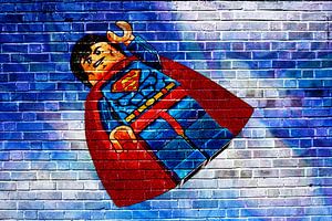 Lego Superman graffiti van Bert Hooijer