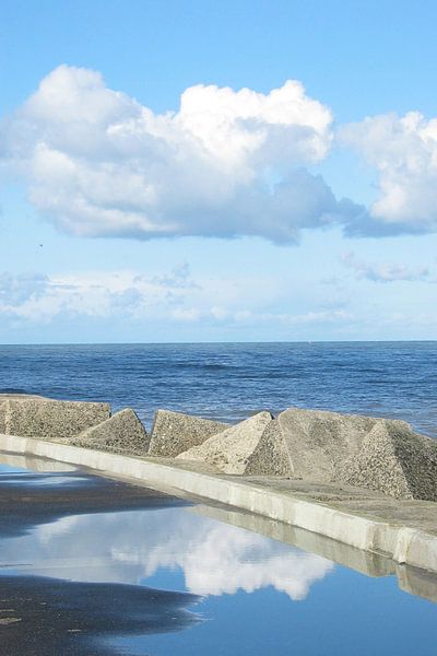 Reflectie van wolken bij Scheveningen von Anouk Davidse