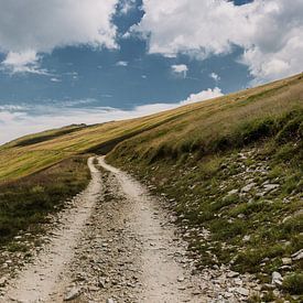Wanderweg in den Bergen | Nord-Mazedonien | Landschaftsfotografie von Melody Drost