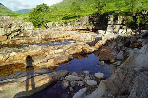 kleine waterval in Glen Etive in Schotland
