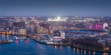 Feijenoord Stadion 'De Kuip' tijdens het blauwe uur van Anthony Malefijt