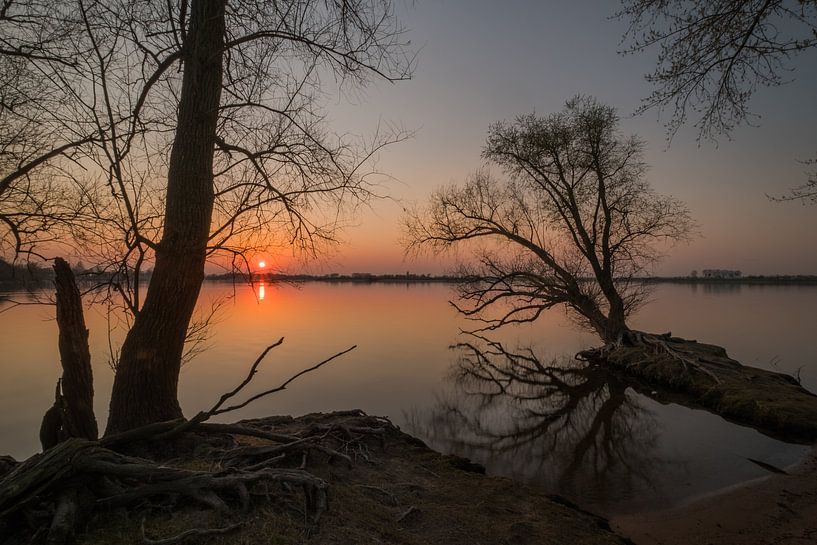Coucher de soleil sur la rivière Nederrijn par Moetwil en van Dijk - Fotografie