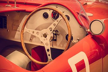 De Vintage rode racewagen van Martin Bergsma
