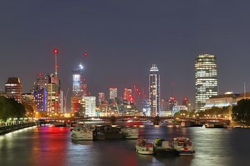 Nachtbild der Skyline von London mit Spiegelungen auf der Themse - Geschäftsviertel mit vielen bunte