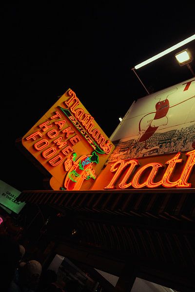 Neonnacht in Coney Island: Nathans berühmte Leuchtreklame von NZME Photography