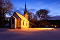Holzkirche bei Nacht von Oliver Henze Miniaturansicht
