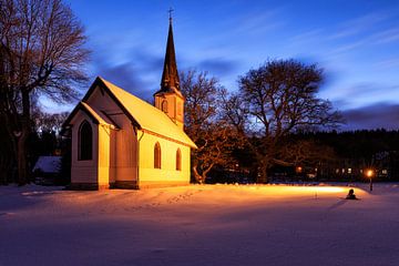 Holzkirche bei Nacht