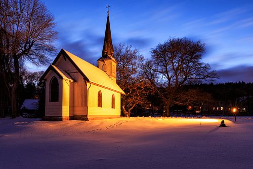 Houten kerk bij nacht