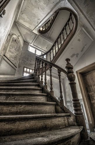 Houten trap in een verlaten landhuis