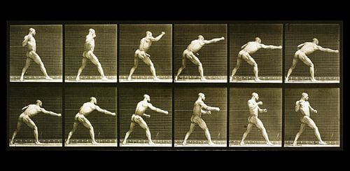 Naakte man die een slag geeft als gespierde bokser