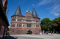Stadspoort oude stad  Lübeck in Duitsland van Joost Adriaanse thumbnail
