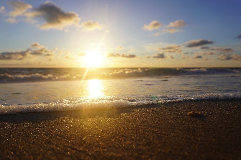 Coucher de soleil sur une plage de sable par Maximilian Burnos