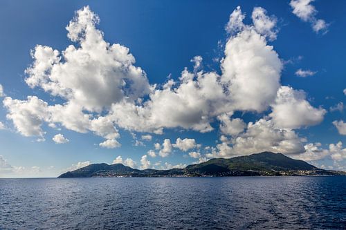 Het eiland Ischia in de Golf van Napels, Italië