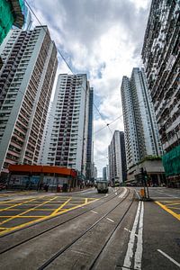 Hoogbouw bij de tramsporen in Hong Kong van Mickéle Godderis