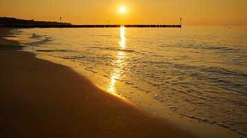 Sonnenuntergang am Strand von Kolobrzeg an der Küste der Ostsee in Polen