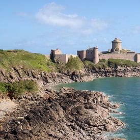 Fort La Latte is een indrukwekkend fort aan de kust in het departement Côtes-d’Armor van W J Kok