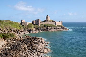 Fort La Latte ist eine beeindruckende Küstenfestung im Departement Côtes-d'Armor von W J Kok
