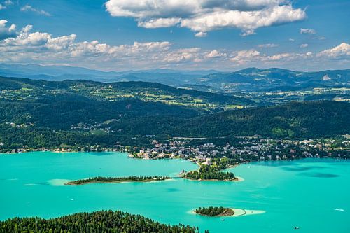 Uitzicht vanaf de Pyramidenkogel uitkijktoren op het Woerthersee meer