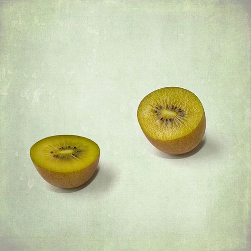 Deux morceaux de kiwi coupés en deux