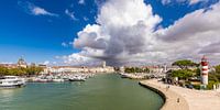 Oude haven met vuurtoren in La Rochelle - Frankrijk van Werner Dieterich thumbnail
